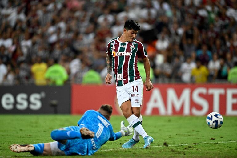 El argentino German Cano, jugador de Fluminense, remata a gol en un partido contra River Plate por la Copa Libertadores 2023 en el estadio Maracaná de Río de Janeiro, en Brasil.