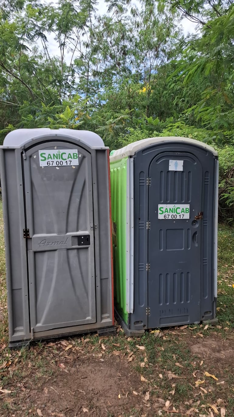 Baños portátiles precarios instalados en el Parque Guasu.
