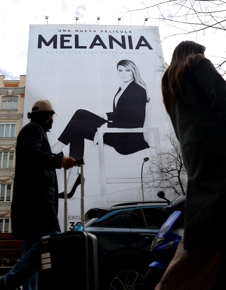 Fotografía tomada en Madrid el 22 de enero de 2026 que muestra una valla publicitaria gigante del documental "Melania", sobre la primera dama estadounidense, Melania Trump. El estreno mundial del documental "MELANIA" tendrá lugar en el Trump-Kennedy Center (anteriormente Kennedy Center) en Washington, D.C., en vísperas de su estreno mundial en cines, previsto para el 30 de enero de 2026. (Thomas COEX / AFP)