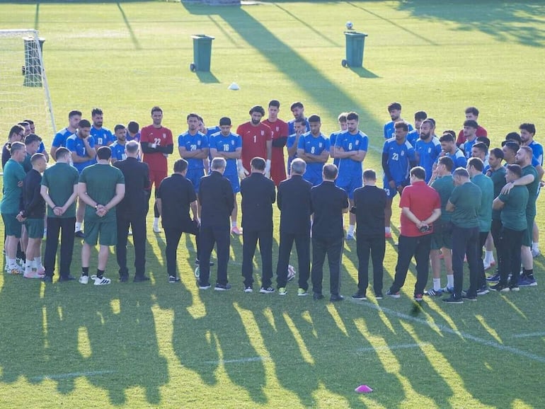 Fotografía difundida por la agencia de noticias iraní IRNA que muestra un entrenamiento de la selección de fútbol iraní.