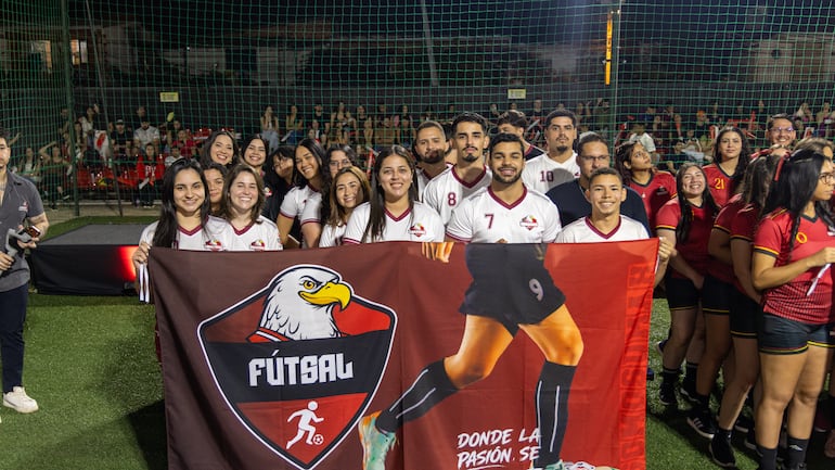 Las diferentes modalidades de Umaxianos Sports desfilaron ante el público durante la inauguración oficial.
