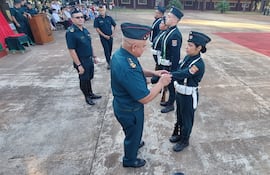 Momento en que el general de división Narciso López impone la gineta a una de las integrantes femeninas del Cimefor.