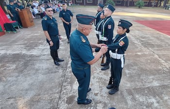 Momento en que el general de división Narciso López impone la gineta a una de las integrantes femeninas del Cimefor.
