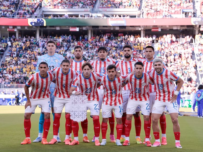 Los jugadores de la selección paraguaya posan para los reporteros gráficos en lo previo al partido ante Australia, por la tercera ronda del Grupo D del Mundial Estados Unidos/México/Canadá 2026.
