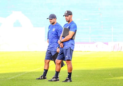 Eduardo Ledesma (derecha, 40 años) sucede en el cargo de entrenador principal del Sportivo 2 de Mayo a Felipe Giménez, "Felipep", autodenominado el técnico de mayor proyección de nuestro medio.