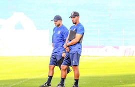 Eduardo Ledesma (derecha, 40 años) sucede en el cargo de entrenador principal del Sportivo 2 de Mayo a Felipe Giménez, "Felipep", autodenominado el técnico de mayor proyección de nuestro medio.