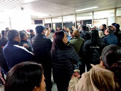 Funcionarios municipales que trabajan como guardias se presentaron frente a la oficina del intendente, Óscar "Nenecho" Rodríguez, en el primer piso de la Municipalidad de Asunción.