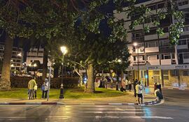 Vecinos en el centro de Rabat huyen de sus casas y salen a la calle tras el terremoto de magnitud 6,8 que sacudió este viernes la región septentrional marroquí de Marrakech, sin que se sepa de momento si se han producido víctimas o daños materiales.