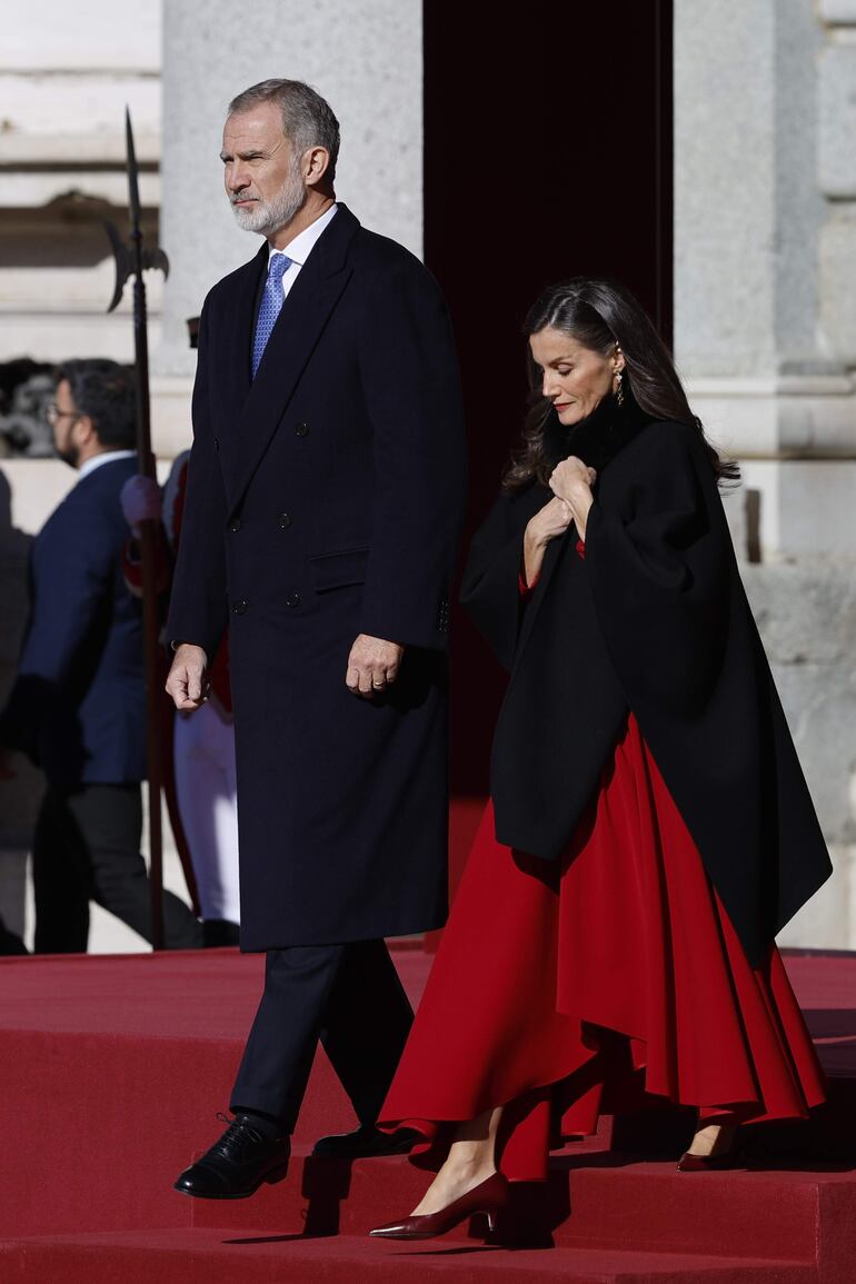 El rey Felipe VI y la reina Letizia, elegantísimos recibieron al presidente de la República Federal de Alemania, Frank-Walter Steinmeier, y su esposa en el Palacio Real de Madrid. (EFE/ Mariscal)

