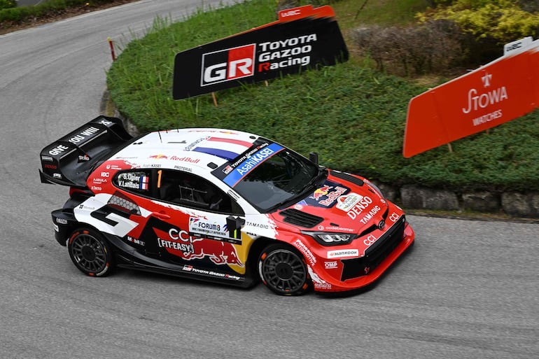 Sebastien Ogier y Vincent Landais (Toyota GR Yaris Rally1) en el comienzo del rally japonés.