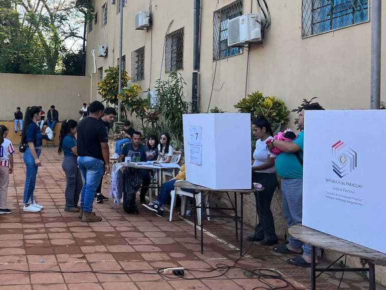 En la mesa 7 se observó el ingreso de familias al cuarto de votación, una situación inadmisible para internas, mientras la coordinación electoral ignoró lo ocurrido.