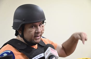 Con chaleco antibalas y casco, el pastor José Insfrán en su audiencia.