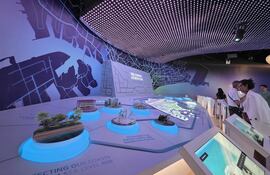 En la presa Marina Barrage construida en la boca de la bahia de Marina Bay e inaugurada en 2008 se aprovecha el agua del Rio Singapur formando un embalse de agua dulce para abastecer a la ciudad-estado. Vista del museo explicativo de los esfuerzos por obtener agua potable para los casi seis millones de pobladores.