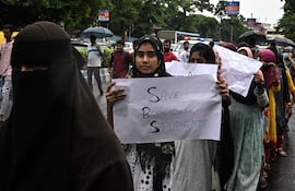 Estudiantes de la Universidad Aliah sostienen carteles mientras participan en una manifestación en Calcuta, Bangladesh.