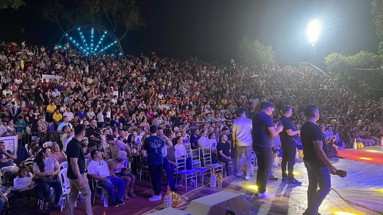 El Anfiteatro del Lago de la República estuvo repleto durante el encendido de luces de la Navidad del Este.