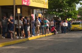 Largas filas de gente interesada en aprovechar los descuentos. Frente a Nissei algunos incluso esperaron más de cuatro horas.