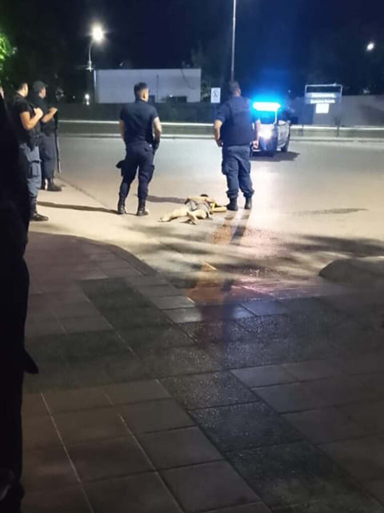 El cuerpo del paraguayo, frente al hospital, donde fue arrojado por los policías que los mataron.