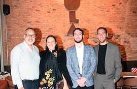 Con la presencia de referentes del sector creativo y gestores culturales, se llevó a cabo el Open House y la presentación oficial de MIRÁ ASU 2026 en la Casa Ardissone. El encuentro permitió adelantar los detalles de la primera edición en Paraguay de esta plataforma de arte y diseño, originada en Bolivia. Del diez al veintidós de noviembre, el evento reunirá exposiciones, arquitectura, moda y experiencias inmersivas con el propósito de impulsar el talento nacional y activar edificaciones patrimoniales del Centro Histórico de Asunción. En la foto Fred Breede, Elizabeth Castro, Óscar Costa y Martín Vera.