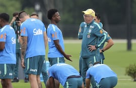 El seleccionador de Brasil, Carlo Ancelotti, dialoga con Vinícius en la práctica cumplida en el centro de entrenamiento Columbia Park, en Morristown, New Jersey.