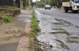 El agua servida corre por la avenida y destruye el asfalto de la avenida Perón. Las veredas están rotas. Vecinos le colocaron un cartel al intendente de Asunción.