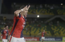 El argentino Pablo Vegetti, futbolista de Cerro Porteño, festeja un gol en el partido frente a Junior de Barranquilla por la fecha 4 del Grupo F de la Copa Libertadores 2026 en el estadio Jaime Morón León, en Cartagena, Colombia.