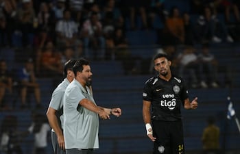 El entrenador de Olimpia, Pablo "Vitamina" Sánchez bridando indicaciones al zagiero central franjeado, Gustavo "Tutu" Vargas.