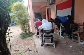 En un pasillo que linda con la intemperie los alumnos del Colegio Nacional Barcequillo dan clases.