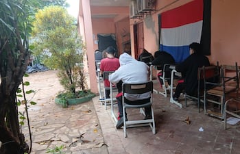 En un pasillo que linda con la intemperie los alumnos del Colegio Nacional Barcequillo dan clases.