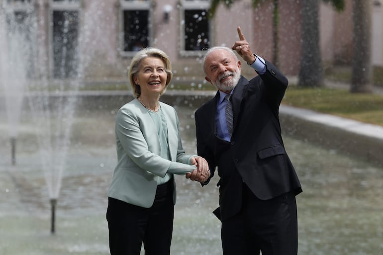 El presidente de Brasil, Luiz Inácio Lula da Silva (d), saluda a la presidenta de la Comisión Europea, Ursula Von der Leyen, este viernes en el Palacio de Itamaraty, en Río de Janeiro (Brasil). 