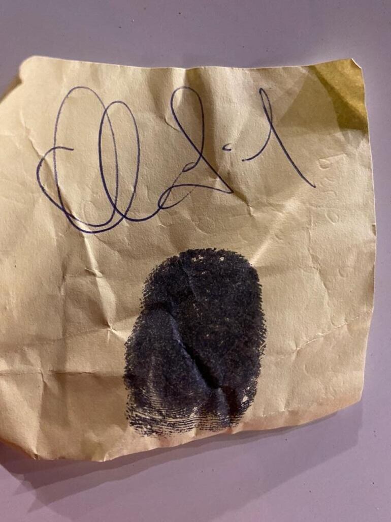 Supuesta firma de Óscar Denis y la presunta huella dactilar de Adelio Mendoza. No se arrimaron hasta ahora más pruebas de vida.