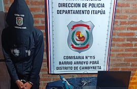 Detienen a presunto autor de hurto en Cambyretá y recuperan objetos de los compradores.