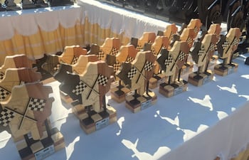 Tradición, talento y madera paraguaya: así se forjaron los 18 trofeos del Rally CODASUR Cordillera 2026.