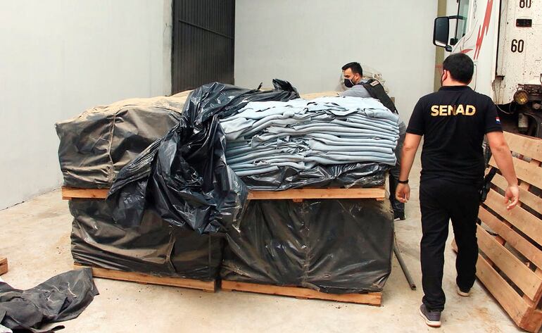 Las planchas de cuero azul enviadas a Bélgica por la empresa Neumáticos Guairá SA, que son similares a las que llegaron contaminadas con cocaína.