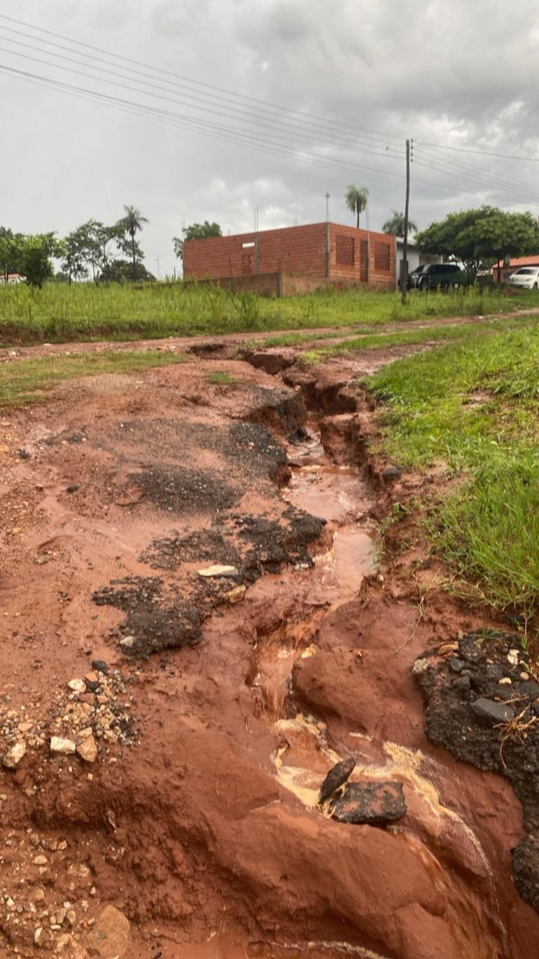 El camino vecinal del barrio San Vicente, zona El Portal, permanece cortado y en total abandono, sin que las autoridades municipales intervengan.