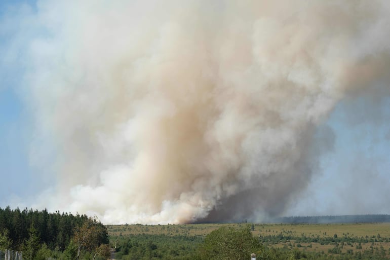 Un incendio forestal declarado este viernes en la provincia de Lieja (centro-este de Bélgica) ha afectado ya a cerca de 1.600 hectáreas, lo que provocó el despliegue de medios del Ejército del país y de la Unión Europea (UE). (Photo by NICOLAS LAMBERT / Belga / AFP) / Belgium OUT