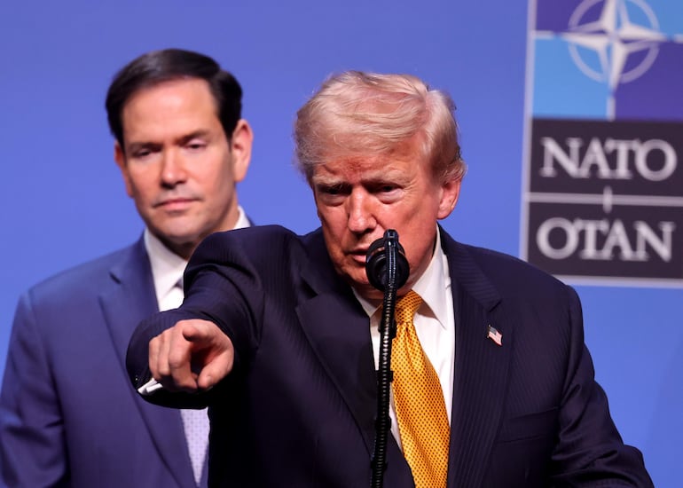 El presidente de Estados Unidos, Donald Trump (d), durante una conferencia en Ankara, Turquía. Lo acompaña, el secretario de Estado, Marco Rubio.