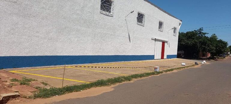  Los comercios también se apropian de las veredas, utilizándolas como estacionamiento exclusivo de vehículos.