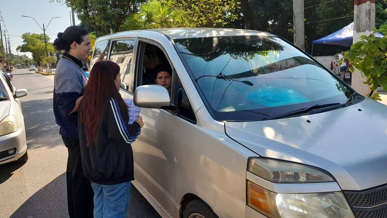 Jóvenes católicos de San Antonio anuncian la palabra de Dios y piden practicar el amor. 