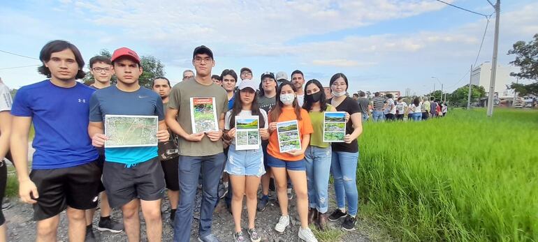 Alumnos recorren el predio donde desean construir la Universidad Politécnica Taiwán-Paraguay.