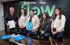Directivos de Personal y A Todo Pulmón durante la firma.
