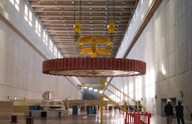 Yacyretá completó el izaje y traslado del rotor de la Unidad Generadora N° 10 de la Central Hidroeléctrica Yacyretá.