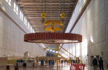 Yacyretá completó el izaje y traslado del rotor de la Unidad Generadora N° 10 de la Central Hidroeléctrica Yacyretá.