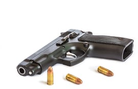 Pistola automática y tres balas