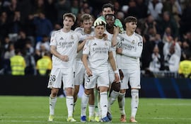 MADRID, 14/03/2026.- El delantero turco del Real Madrid, Arda Guler, felicitado por sus compañeros tras conseguir el cuarto gol de su equipo durante el encuentro correspondiente a la jornada 28 de Laliga EA Sports que disputan este sábado Real Madrid y Elche en el estadio Santiago Bernabéu, en Madrid. EFE / Sergio Pérez.