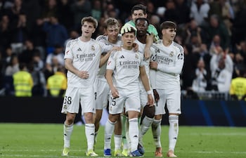 MADRID, 14/03/2026.- El delantero turco del Real Madrid, Arda Guler, felicitado por sus compañeros tras conseguir el cuarto gol de su equipo durante el encuentro correspondiente a la jornada 28 de Laliga EA Sports que disputan este sábado Real Madrid y Elche en el estadio Santiago Bernabéu, en Madrid. EFE / Sergio Pérez.