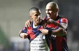Alan Benítez (i), jugador de Cerro Porteño, festeja un gol en el partido frente a Recoleta FC por la décimo séptima fecha del torneo Apertura 2025 del fútbol paraguayo en el estadio Arsenio Erico, en Asunción, Paraguay.