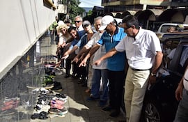 Zapatos vacíos: jubilados de la Caja Municipal protestaron por la falta de pago de sus haberes, lo que amargó sus fiestas de fin de año.