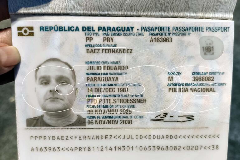 Pasaporte paraguayo a nombre de Julio Eduardo Báez Fernández con el que el brasileño Silvinei Vasques intentó salir de nuestro país.