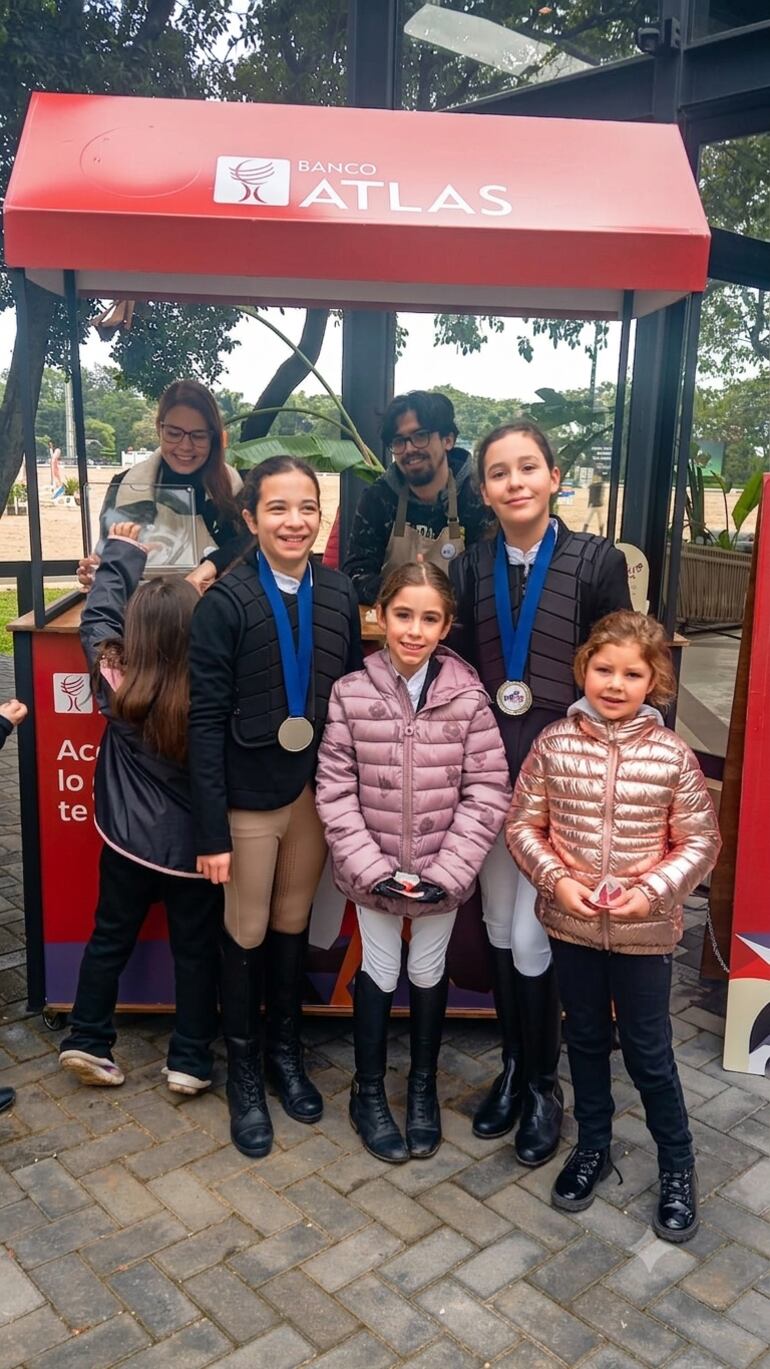 Pequeñas amazonas que tomaron parte de la jornada, recibiendo obsequio de los patrocinadores en el Club Hípico Paraguayo.