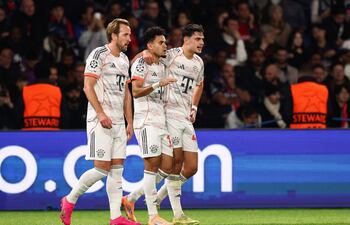 El delantero colombiano del Bayern de Múnich, Luis Díaz (C), celebra con sus compañeros tras marcar el segundo gol de su equipo durante el partido de fútbol de la jornada 4 de la fase de liga de la UEFA Champions League entre el Paris Saint-Germain (PSG) y el FC Bayern Múnich en el Parque de los Príncipes en París.